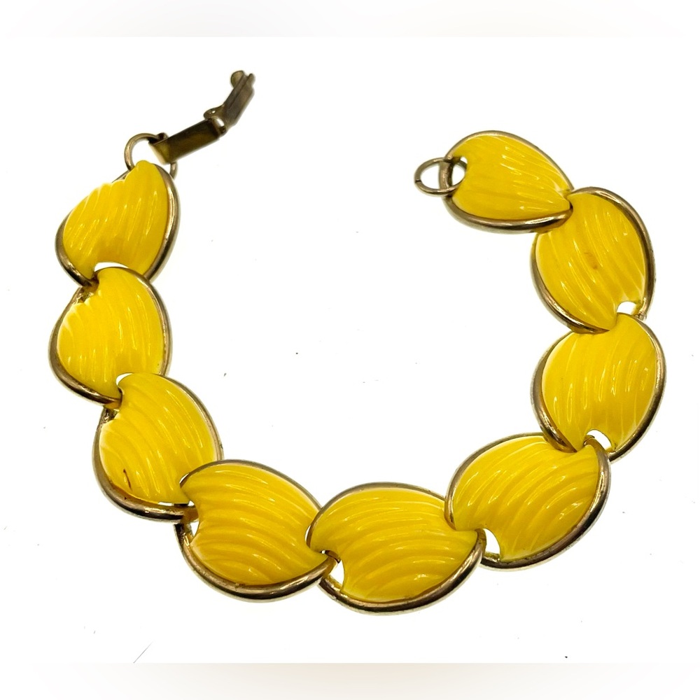 Vintage Gold Tone Bracelet with Yellow Molded Ribbed Lucite Shell Shaped Links